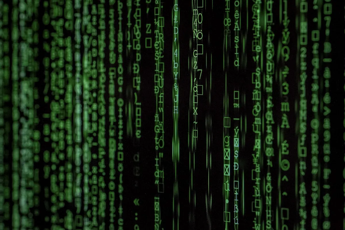 أهمية تدقيق وتوثيق سجلات النظام (Audit Logs) لمنع الاختراق الداخلي